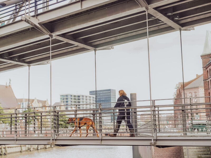 Hundetrainerin Sophia Tumat beim Mantrailing mit ihrem Hund